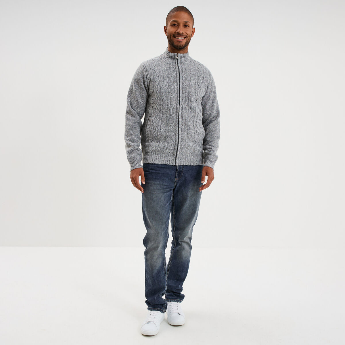 Gilet &agrave; torsades et col montant gris clair homme