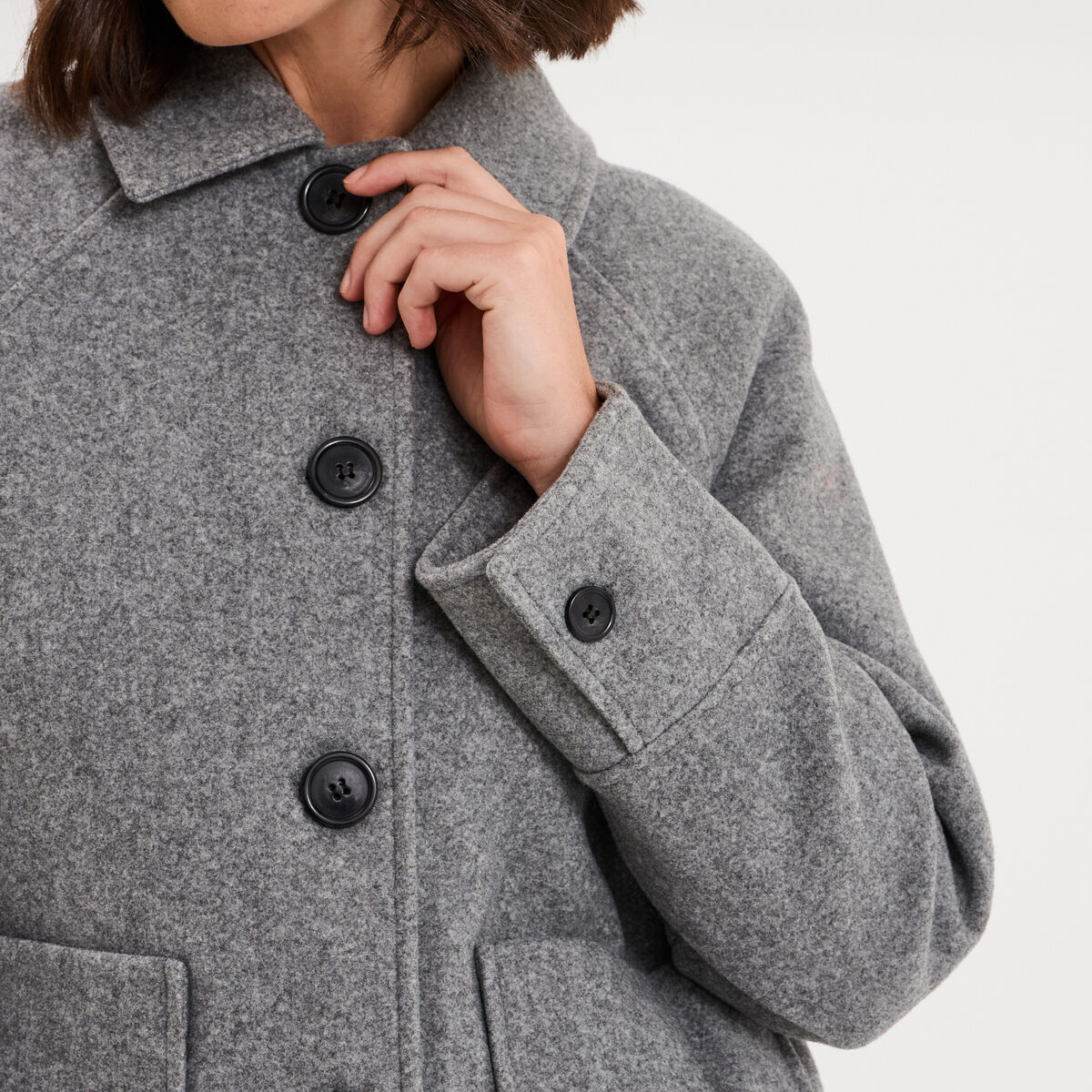 Veste courte oversize boutonn&eacute;e gris femme