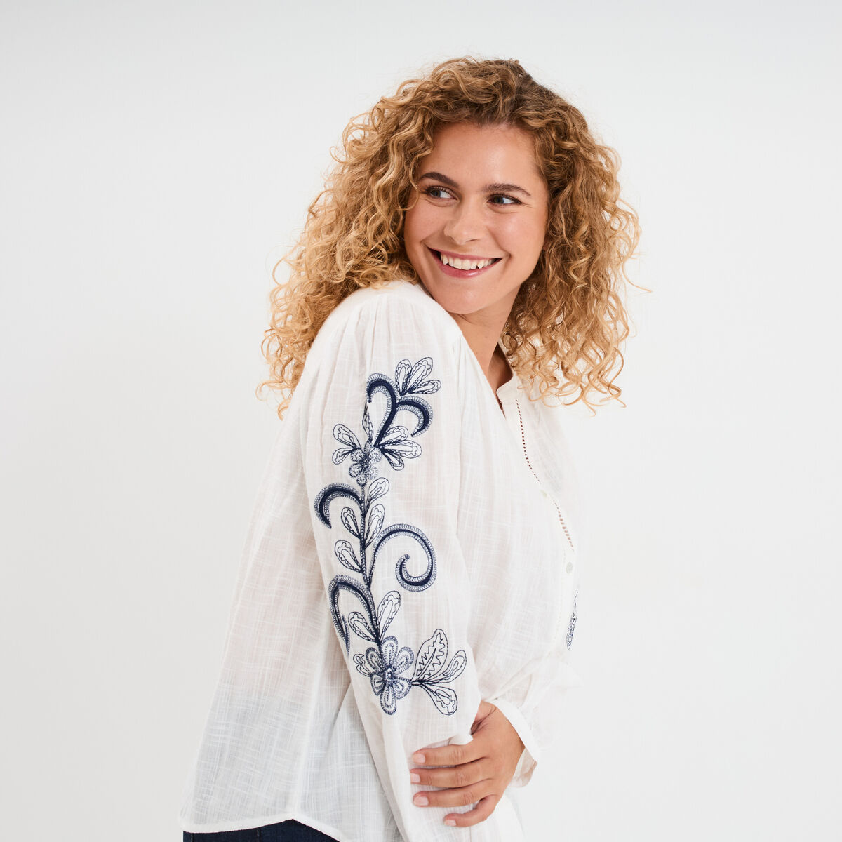 Blouse manches brod&eacute;es col tunisien blanc femme grande taille