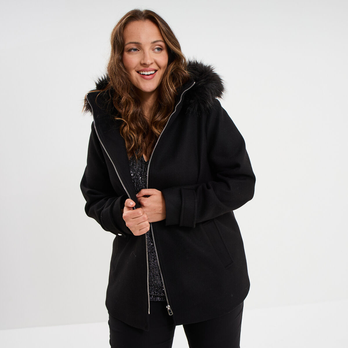 Manteau zipp&eacute; &agrave; capuche fausse fourrure noir femme grande taille