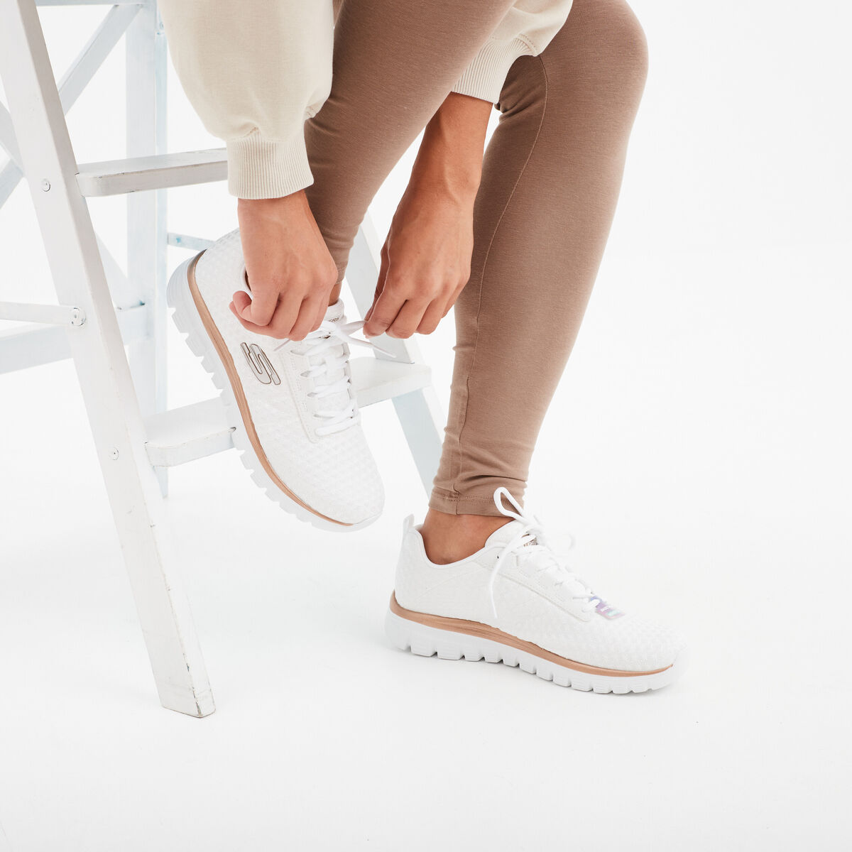 Baskets running Skechers Graceful blanc femme