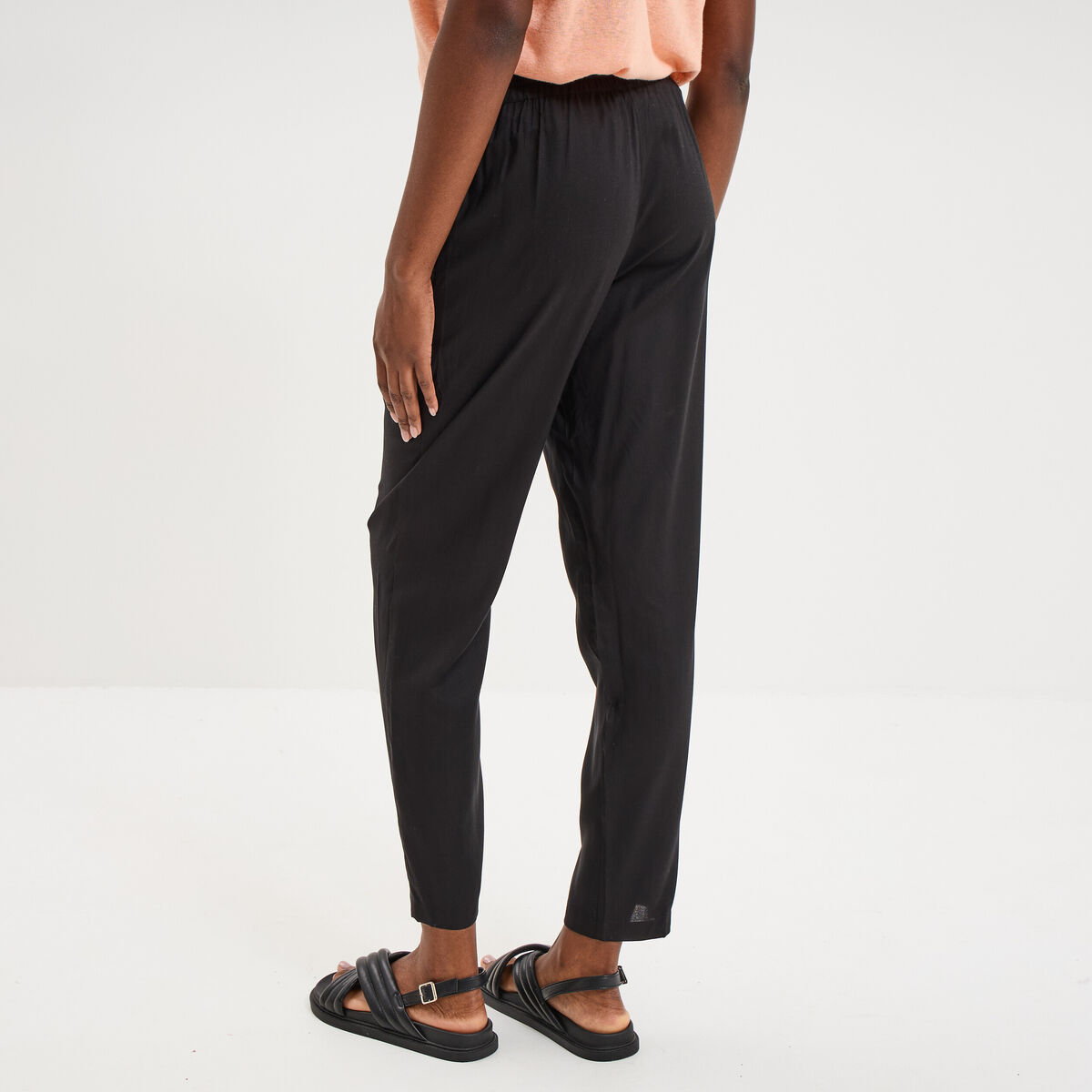 Pantalon cigarette fluide &agrave; ceinture noir femme
