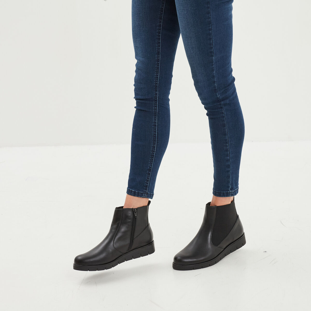 Bottines élastiquées en cuir noir femme