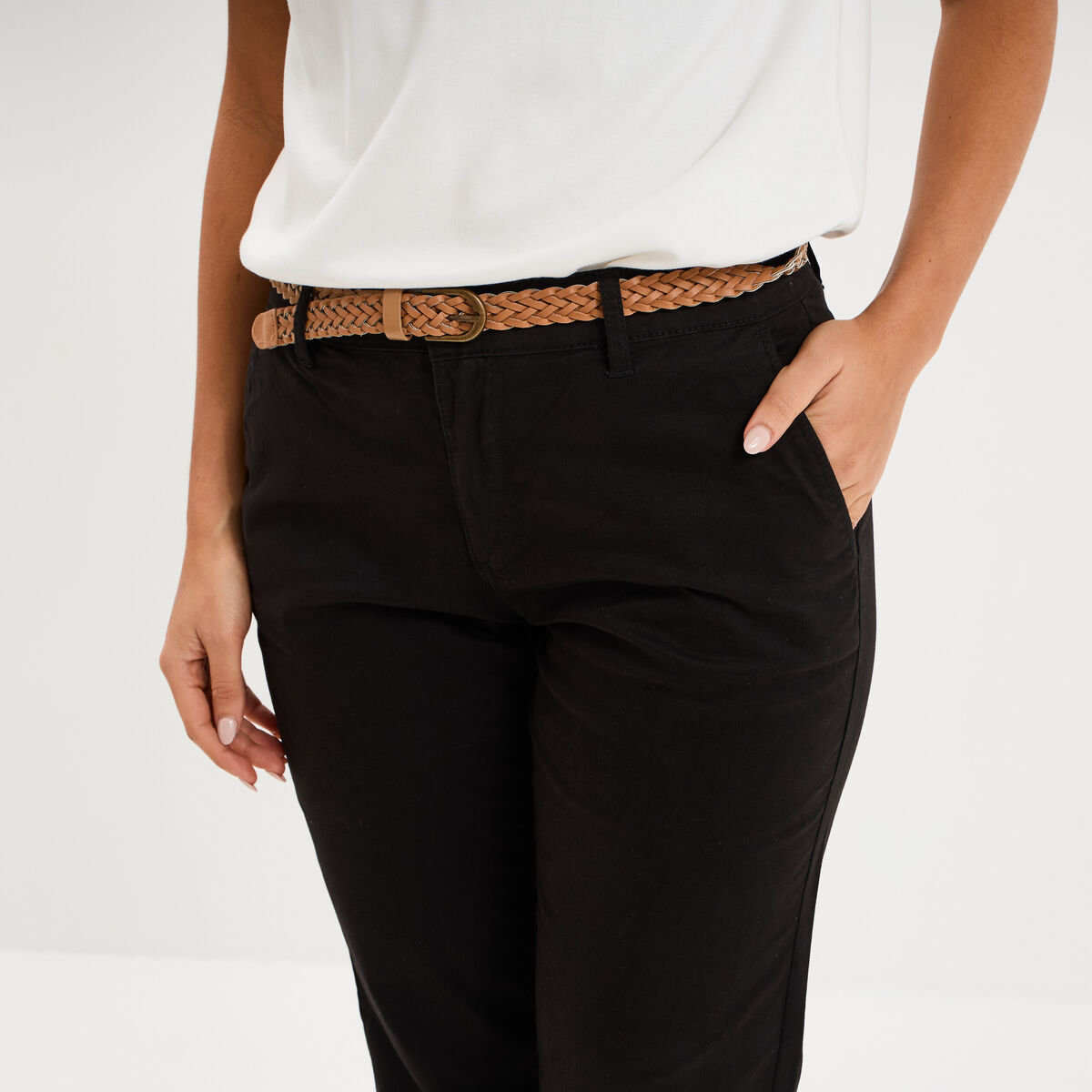 Pantalon chino 7/8&egrave;me ceinture tress&eacute;e noir femme