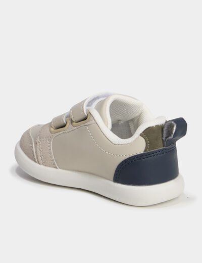 Tennis basses &agrave; scratchs semelle souple blanc b&eacute;b&eacute; gar&ccedil;on