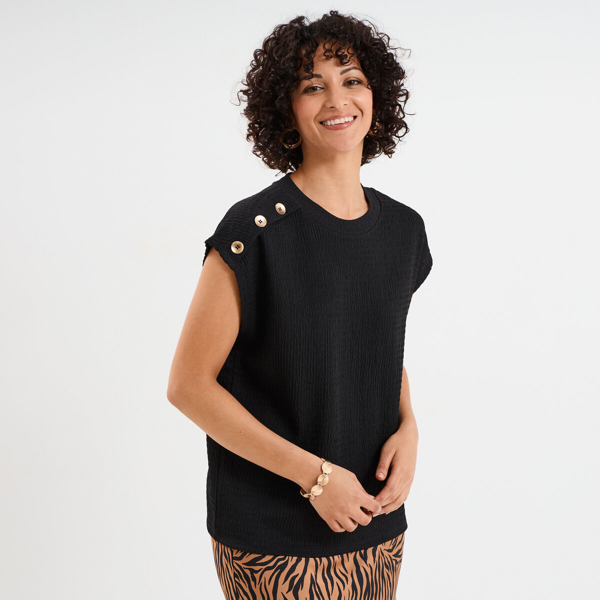 T-shirt gaufr&eacute; col rond avec boutons noir femme