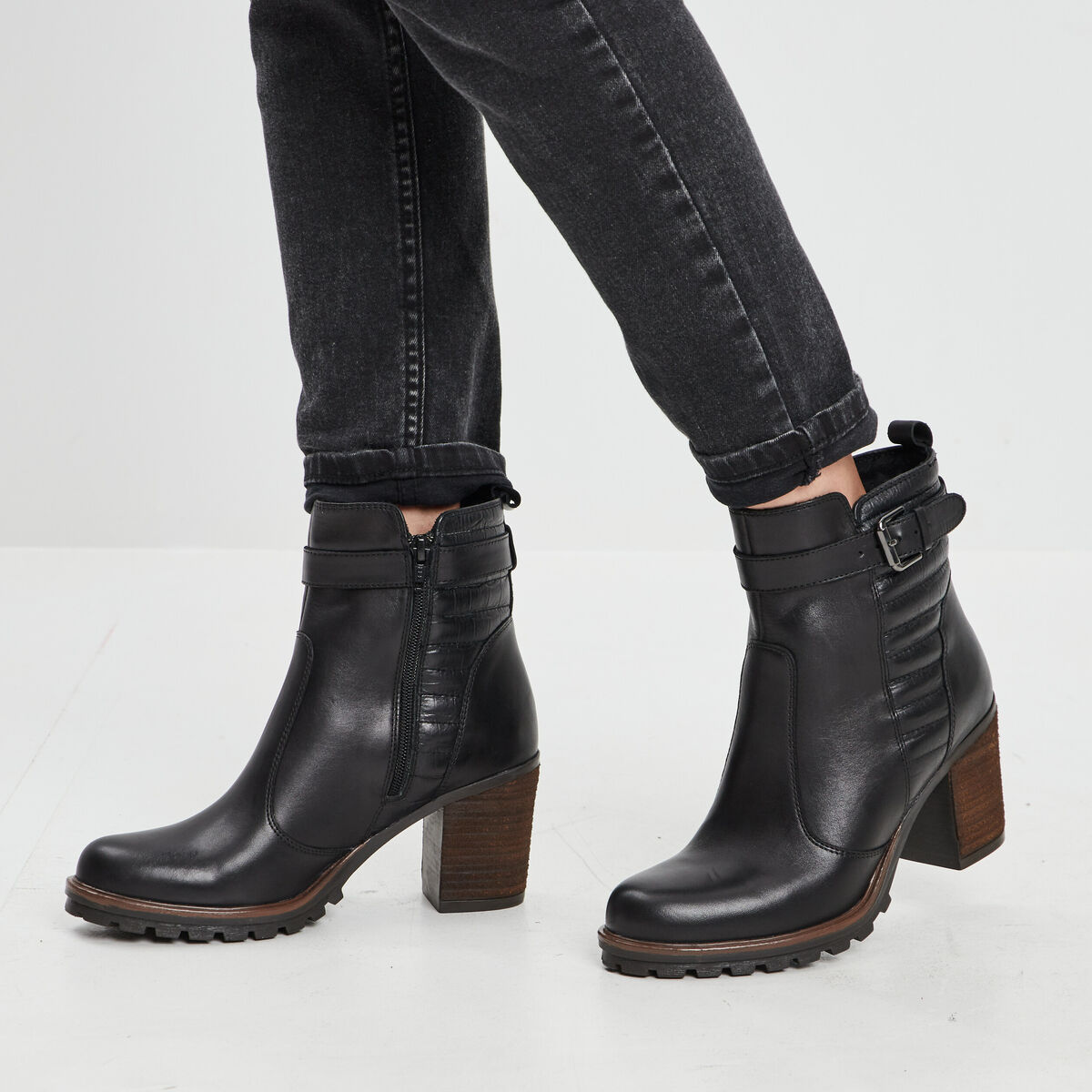 Bottines à talons en cuir boucle noir femme
