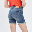Short slim en jean d&eacute;lav&eacute; denim stone femme