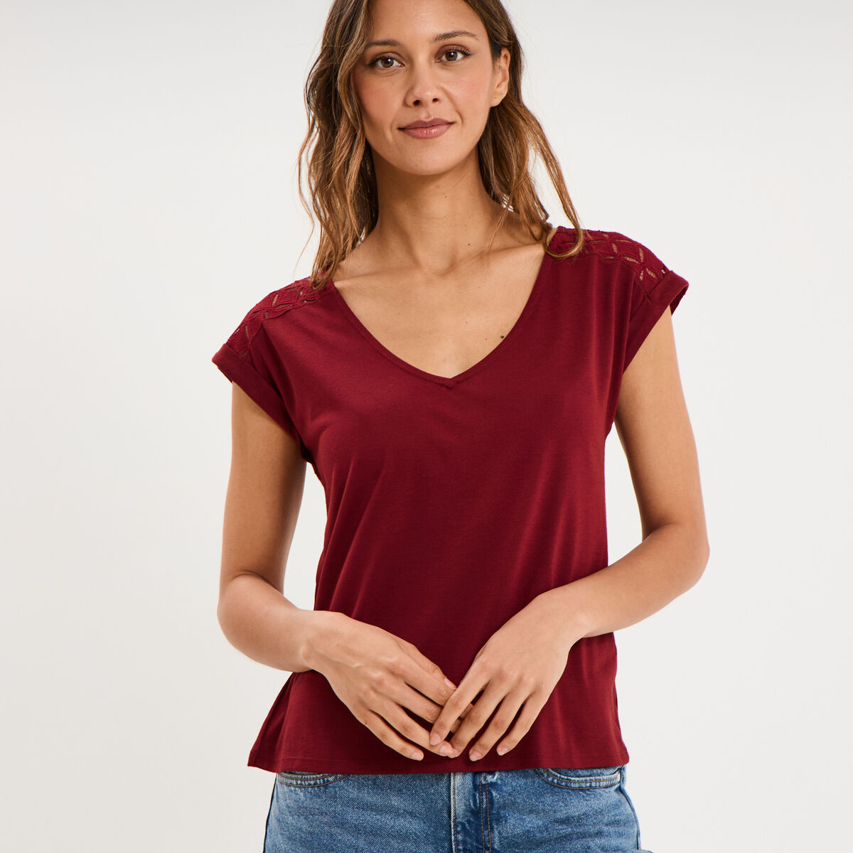 T-shirt col en V ajour&eacute; &eacute;paules et dos bordeaux femme