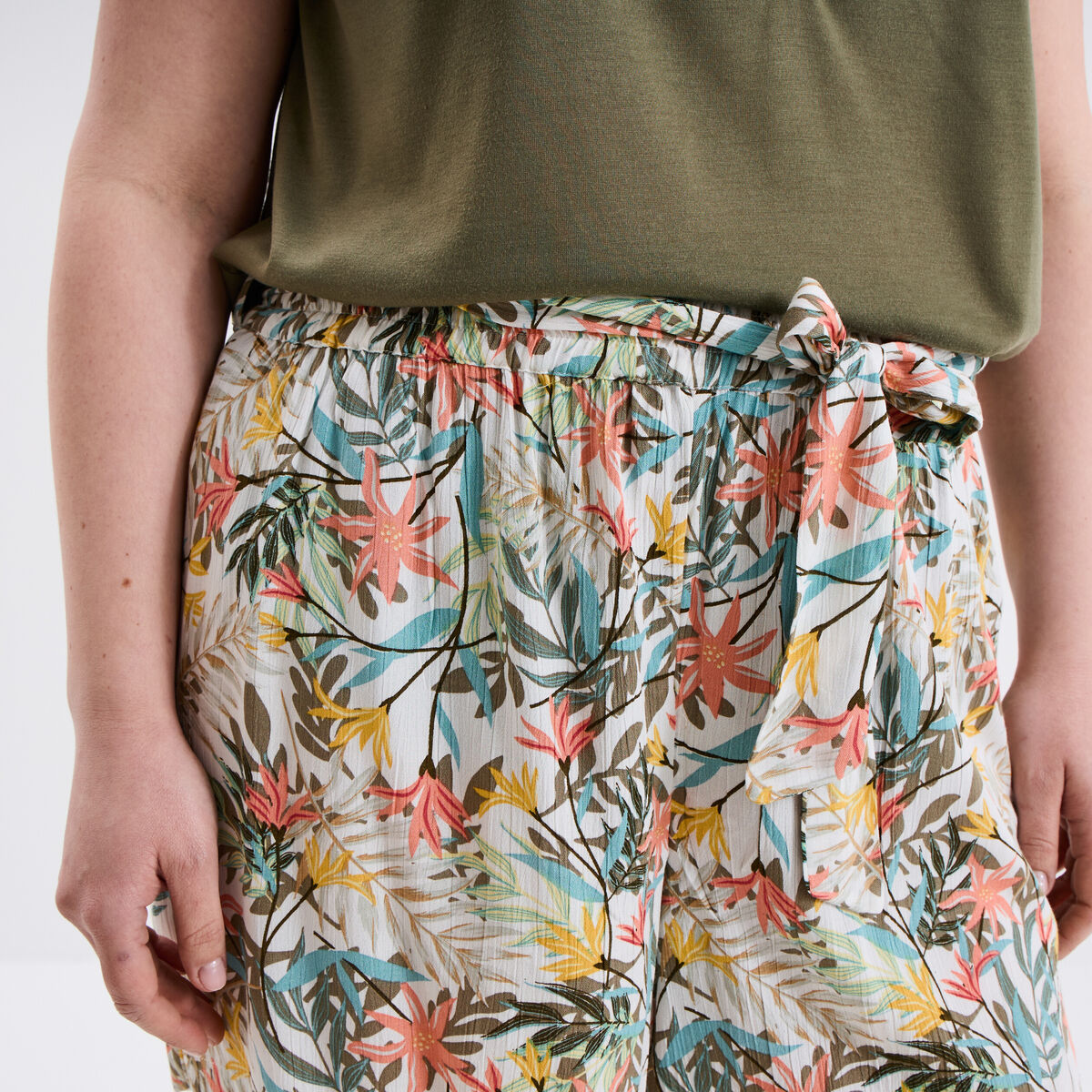 Short fluide ceinturé blanc femme grande taille