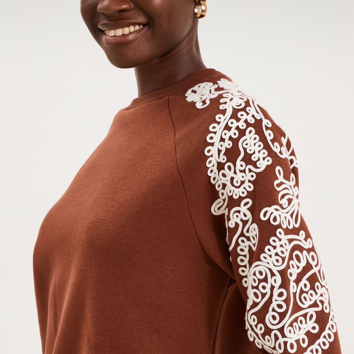 Sweat manches brod&eacute;es col rond marron fonc&eacute; femme