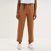 Pantalon chino regular ceinture tress&eacute;e marron clair femme