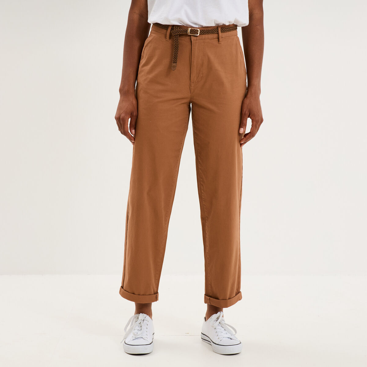 Pantalon chino regular ceinture tress&eacute;e marron clair femme