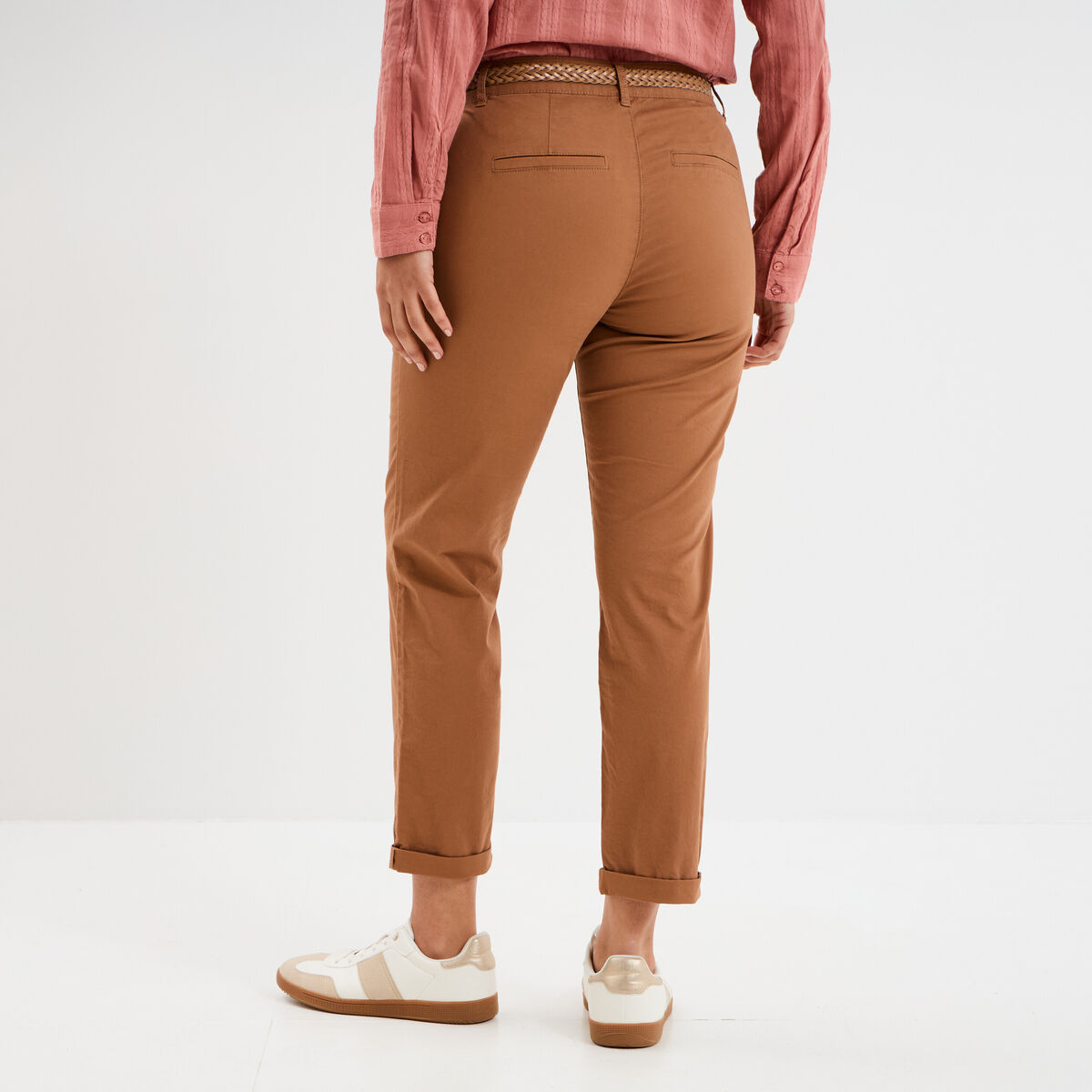 Pantalon chino 7/8ème ceinture tressée marron clair femme