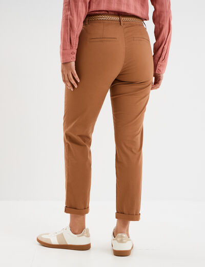 Pantalon chino 7/8ème ceinture tressée marron clair femme