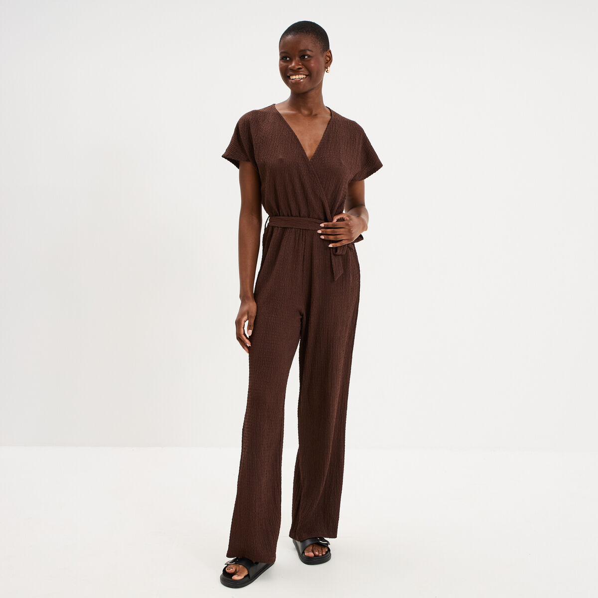 Combinaison pantalon gaufr&eacute;e ceintur&eacute;e marron fonc&eacute; femme