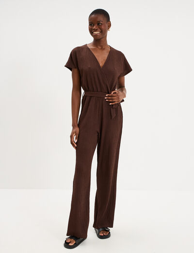 Combinaison pantalon gaufr&eacute;e ceintur&eacute;e marron fonc&eacute; femme