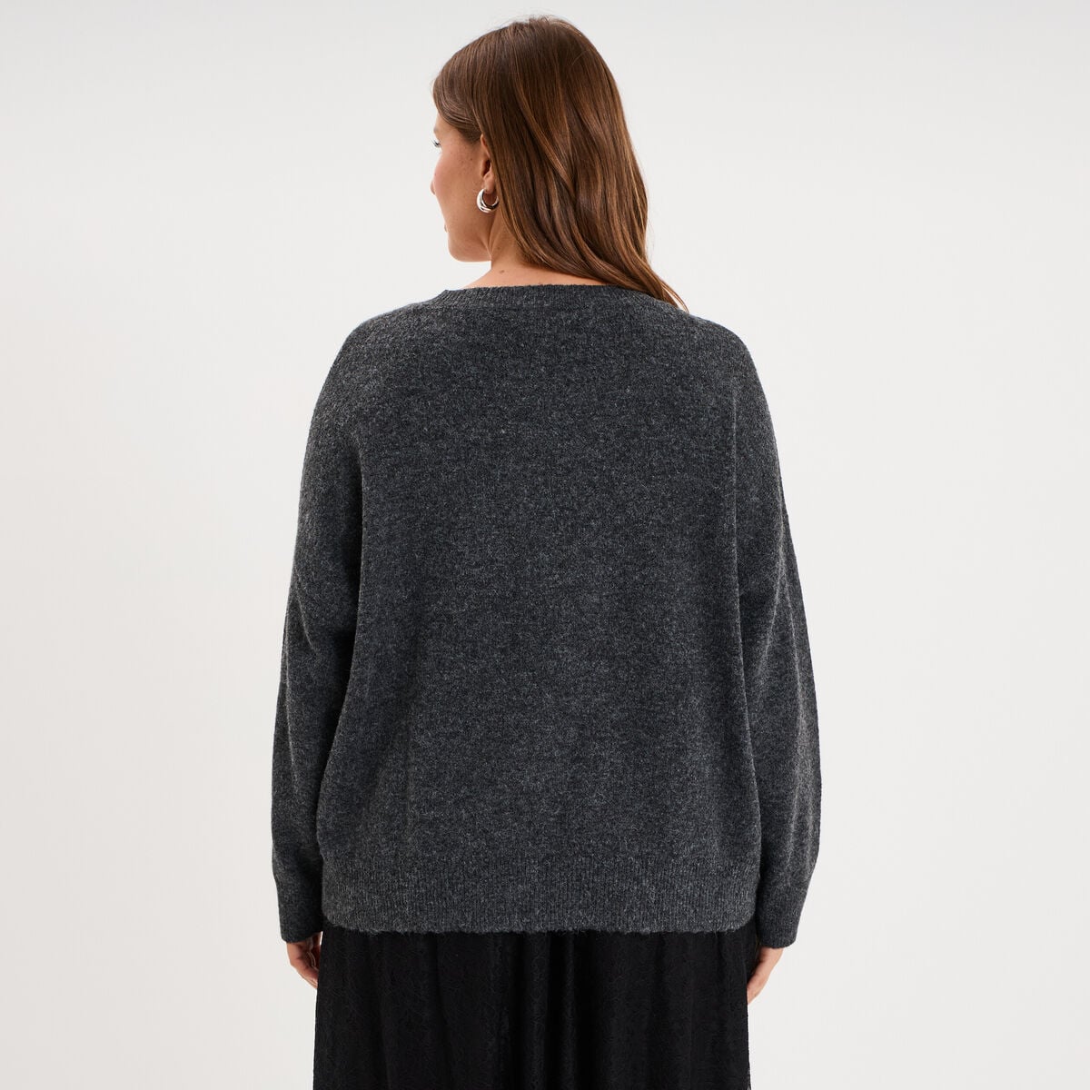 Pull &agrave; paillettes col rond gris fonc&eacute; femme grande taille