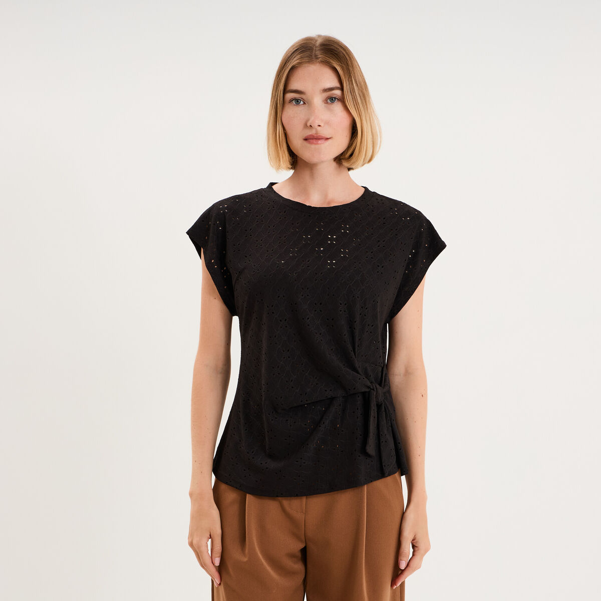 Top broderie anglaise nou&eacute; &agrave; la taille noir femme