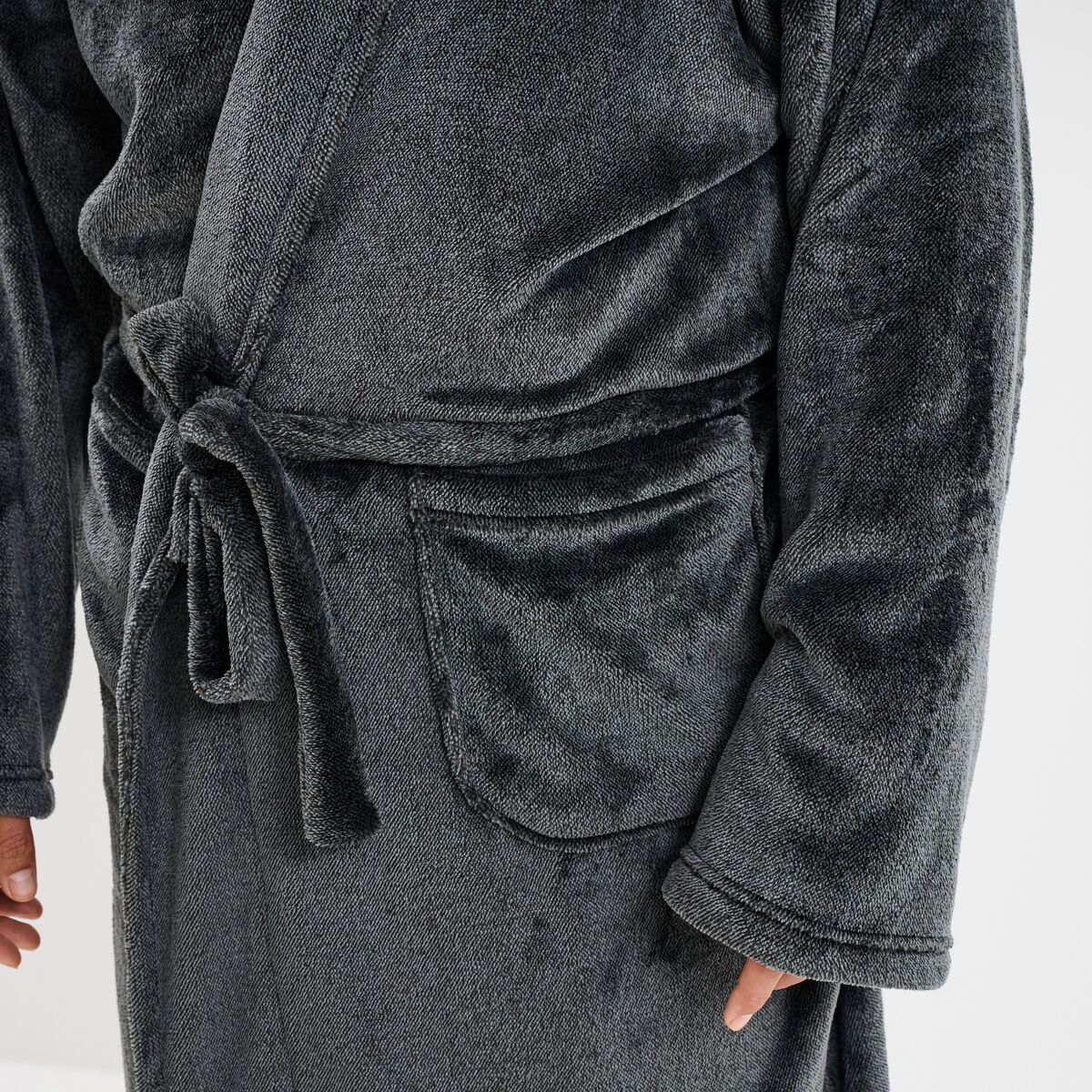 Peignoir long ceintur&eacute; effet velours gris clair homme