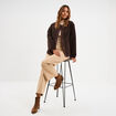 Veste effet polaire boutonn&eacute;e col rond marron fonc&eacute; femme