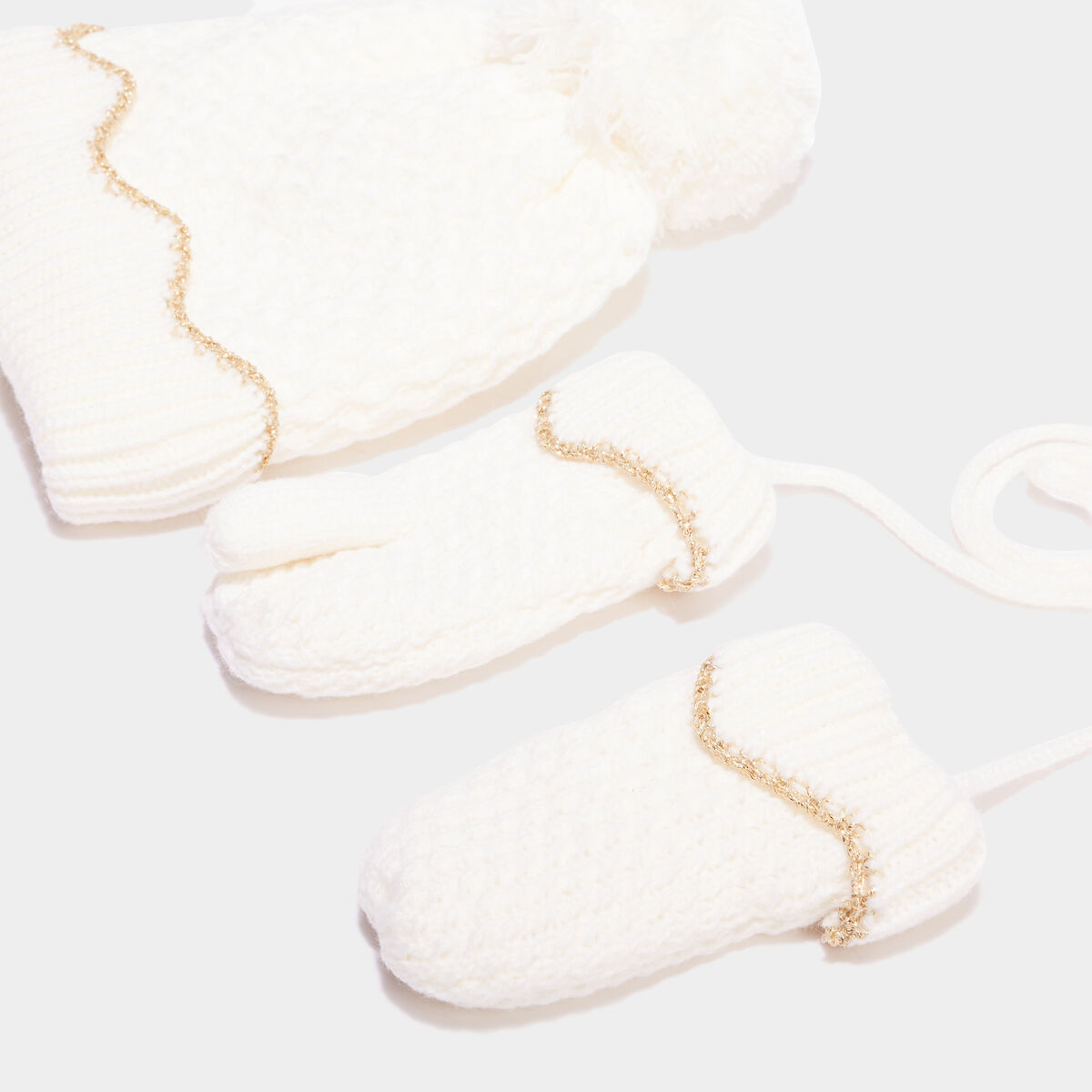 Ensemble tricot&eacute; bonnet et moufles ivoire b&eacute;b&eacute; fille