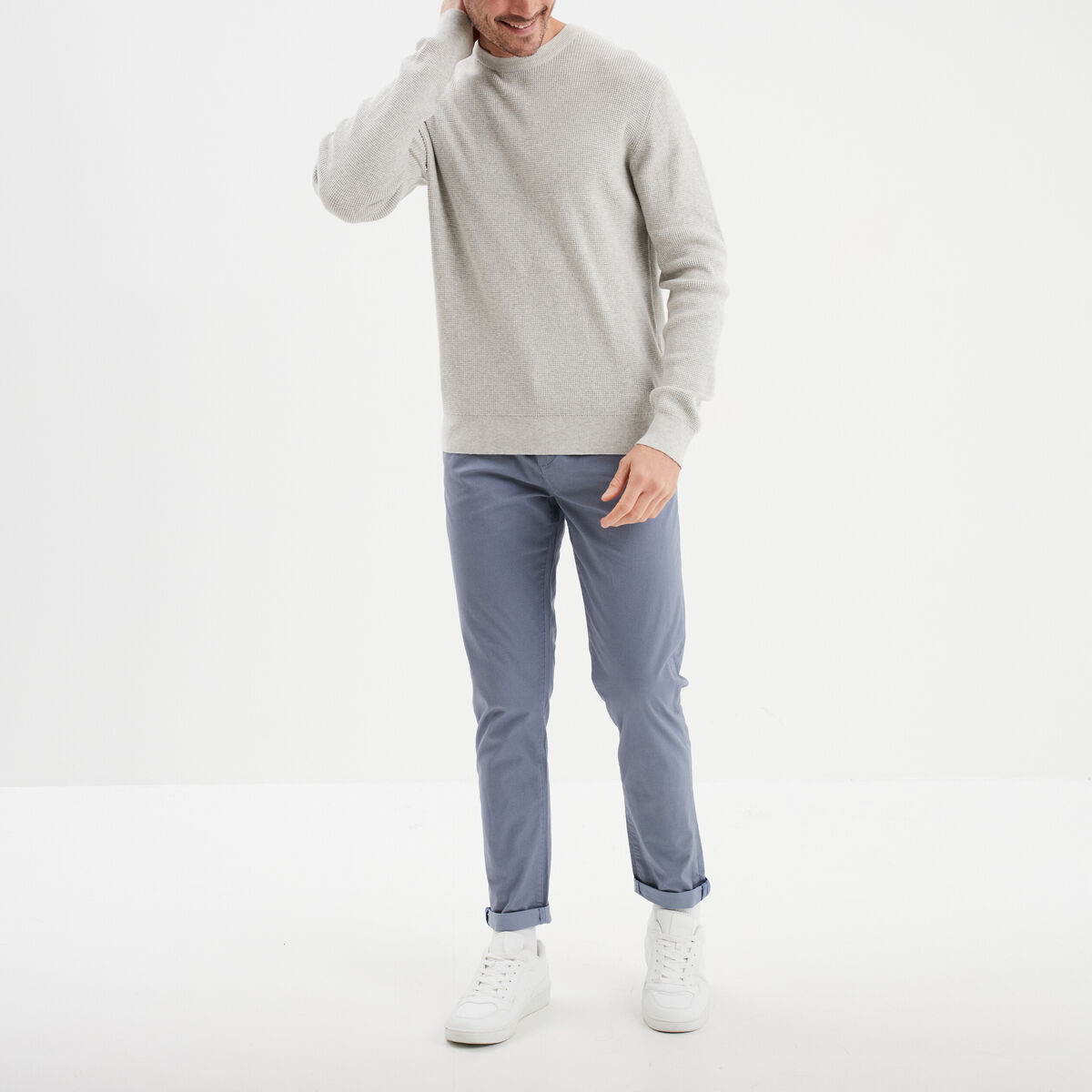 Pull en maille textur&eacute;e col rond gris clair homme