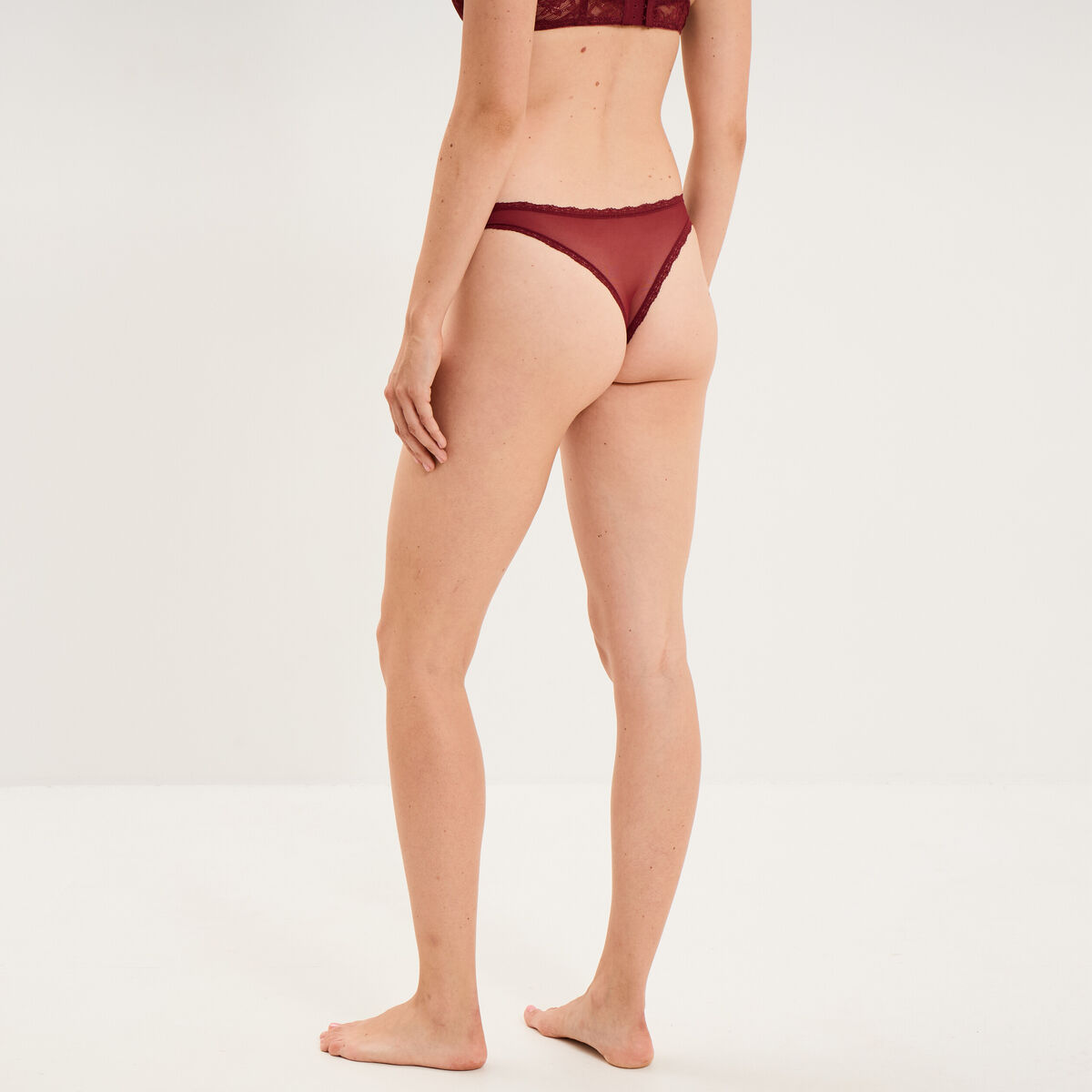 Tanga en dentelle doublure coton bordeaux femme