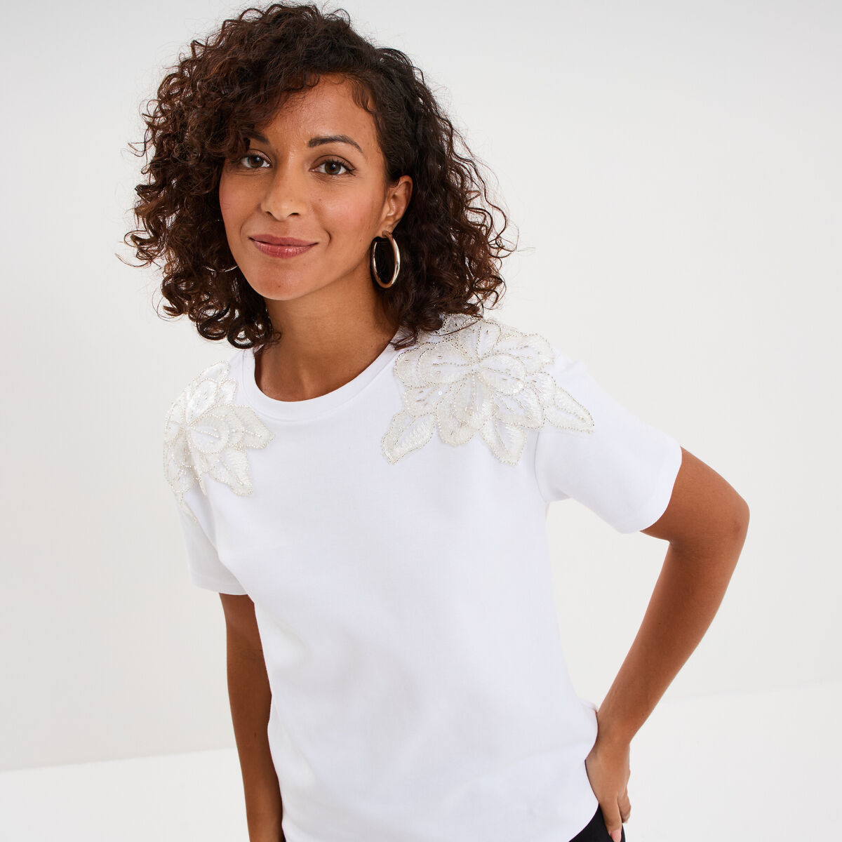 T-shirt &eacute;paules d&eacute;tails perles blanc femme