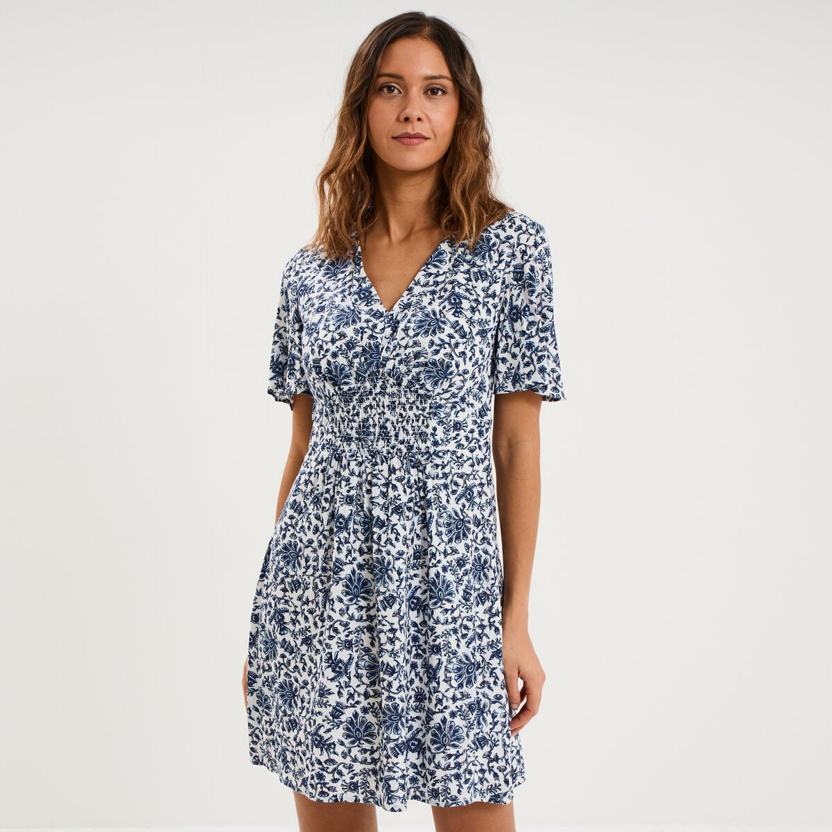 Robe courte col en V taille smock&eacute;e blanc femme