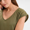 T-shirt col en V dentelle épaules et dos vert kaki femme