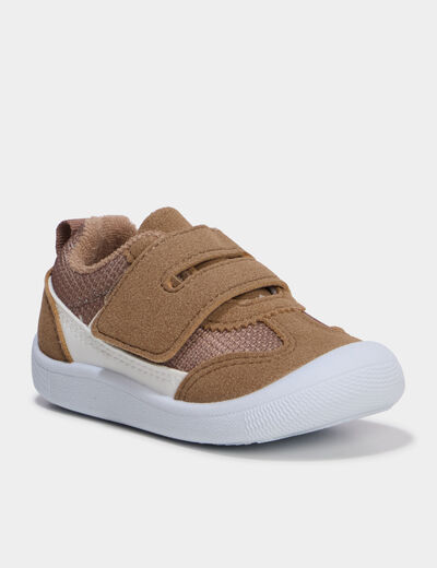 Baskets basses &agrave; semelles souples taupe b&eacute;b&eacute; gar&ccedil;on