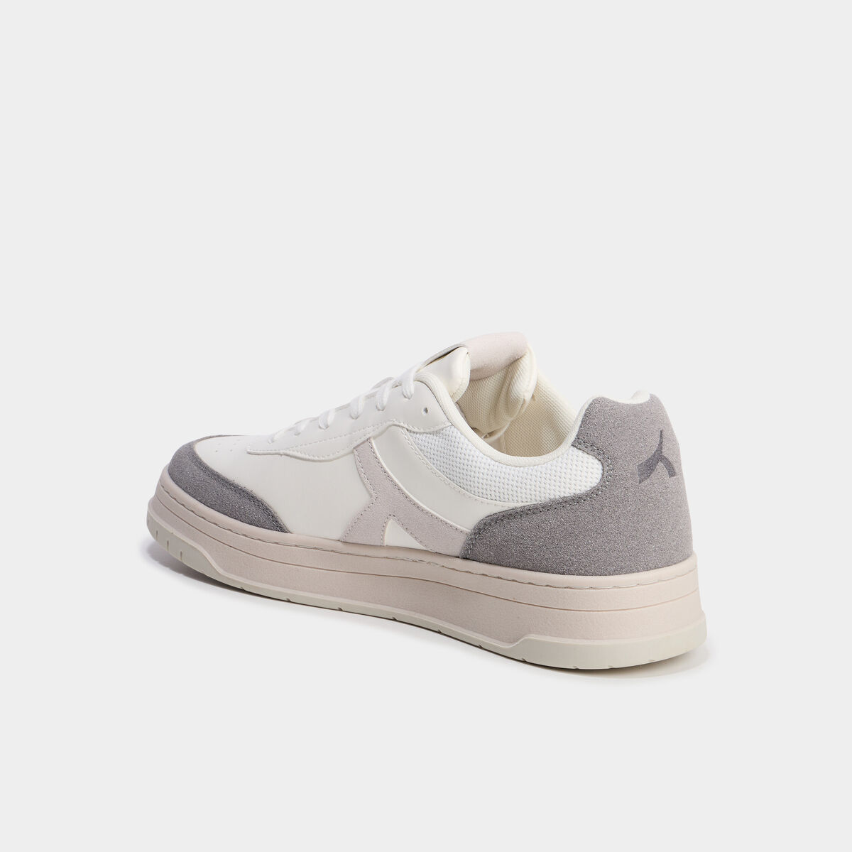 Baskets &agrave; lacets semelle plate gris homme