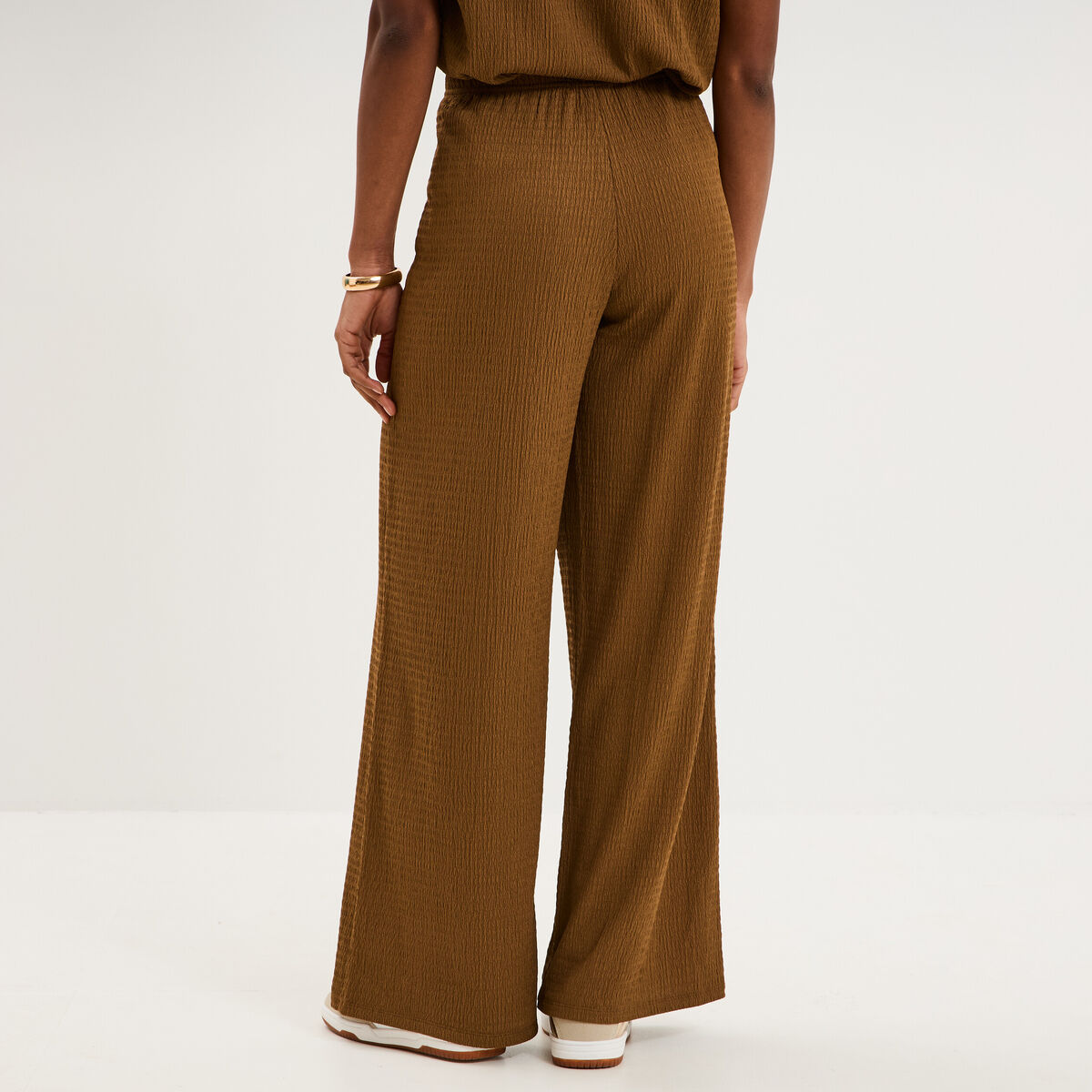 Pantalon effet gaufr&eacute; fluide beige femme