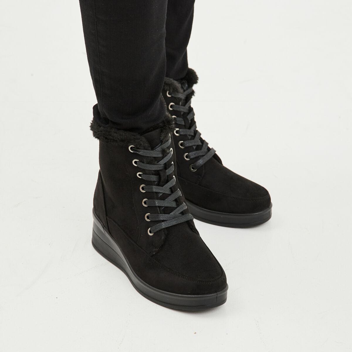 Bottines fourrées compensées pied large noir femme