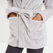 Peignoir mi-long effet polaire ceintur&eacute; gris clair femme