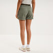 Short chino ceinture tress&eacute;e vert kaki femme
