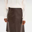 Jupe longue simili cuir trap&egrave;ze marron fonc&eacute; femme