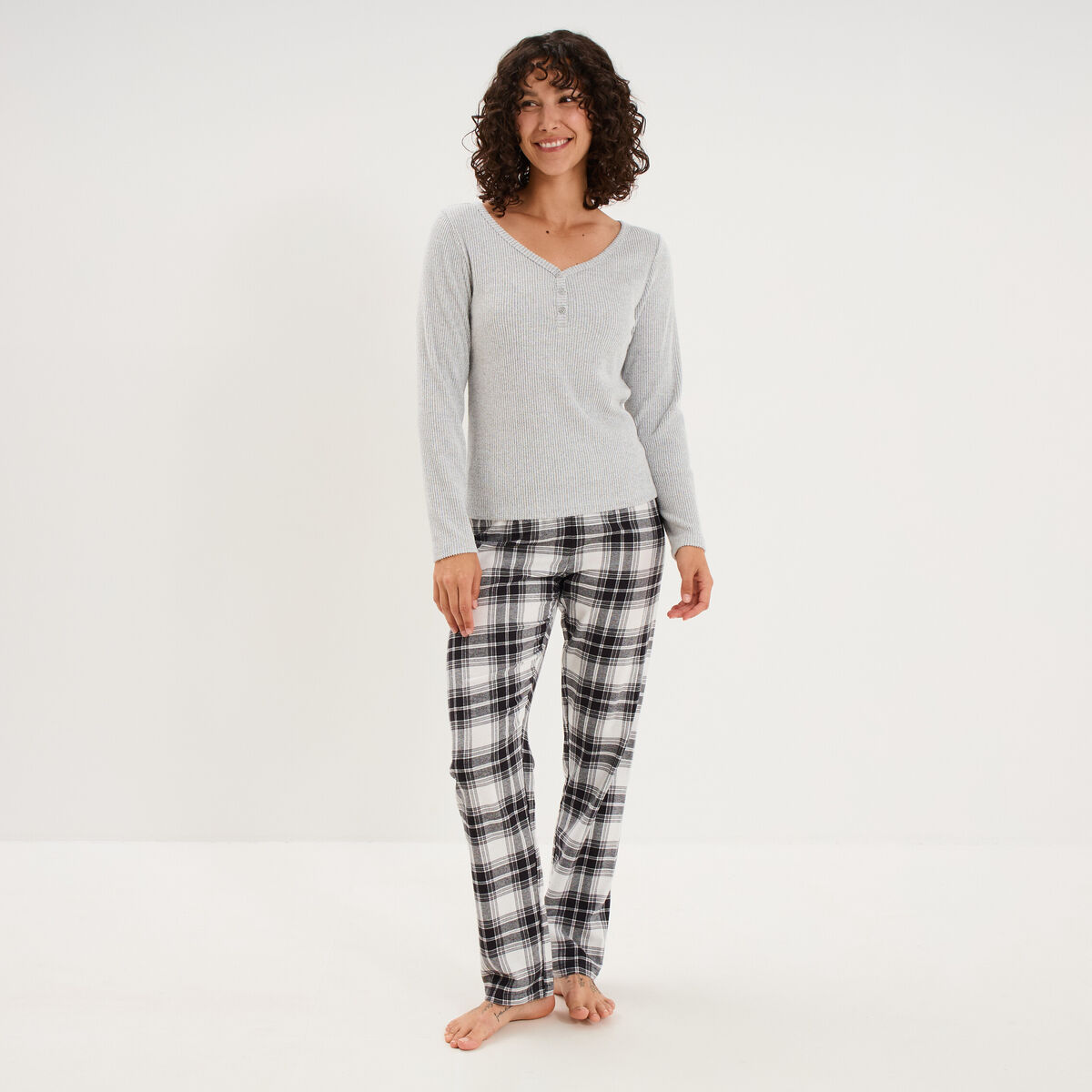 Ensemble pyjama t-shirt et pantalon gris femme