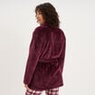 Peignoir mi-long effet polaire ceintur&eacute; prune femme
