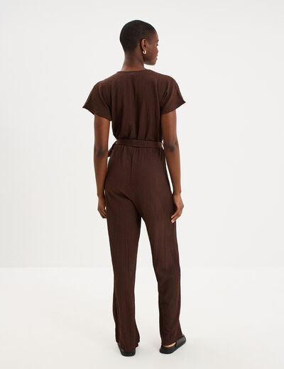 Combinaison pantalon gaufr&eacute;e ceintur&eacute;e marron fonc&eacute; femme