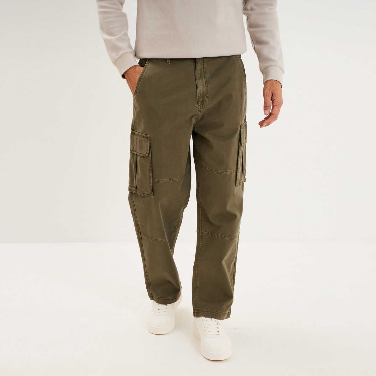 Pantalon cargo large avec poches c&ocirc;t&eacute;s vert kaki homme