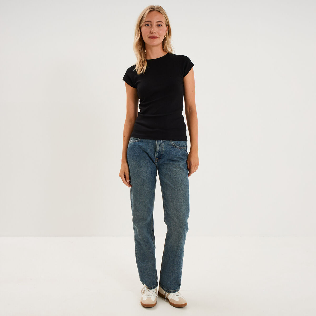 T-shirt ajust&eacute; col rond manches courtes noir femme