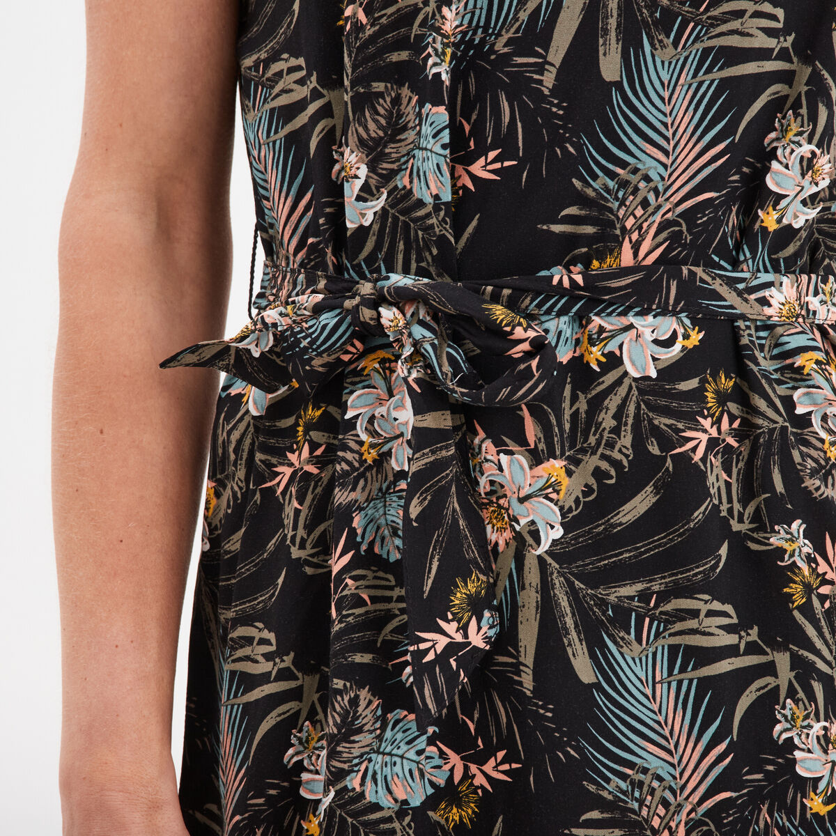 Robe courte ajustée ceinturée noir femme