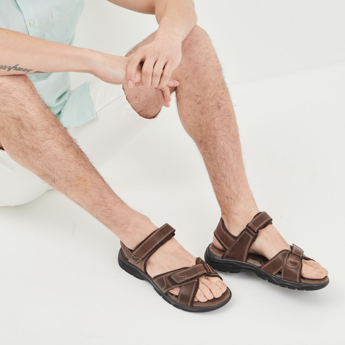 Sandales &agrave; scratchs en cuir marron homme