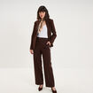 Pantalon droit effet cr&ecirc;pe &agrave; pinces marron fonc&eacute; femme