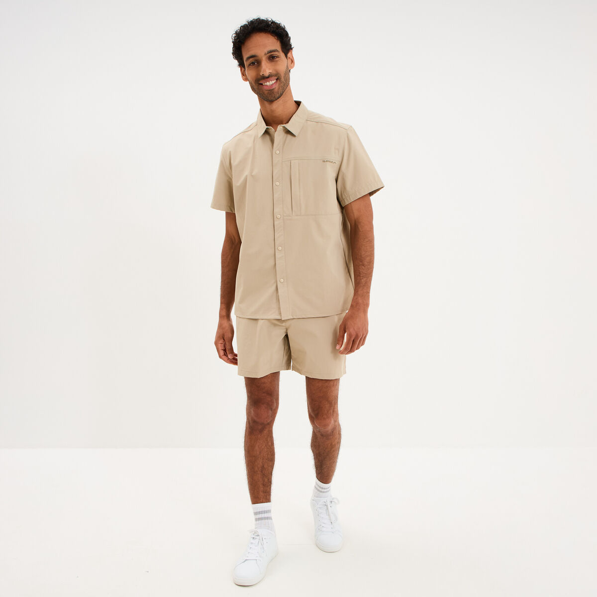 Chemise d&eacute;perlante droite stretch beige homme