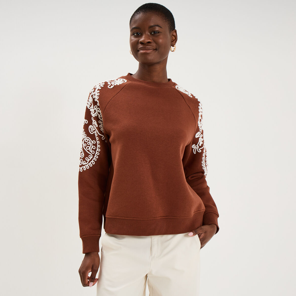 Sweat manches brod&eacute;es col rond marron fonc&eacute; femme