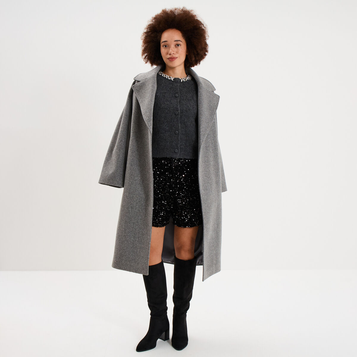 Gilet col rond bijou manches courtes gris fonc&eacute; femme