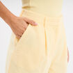 Short large avec pinces jaune clair femme